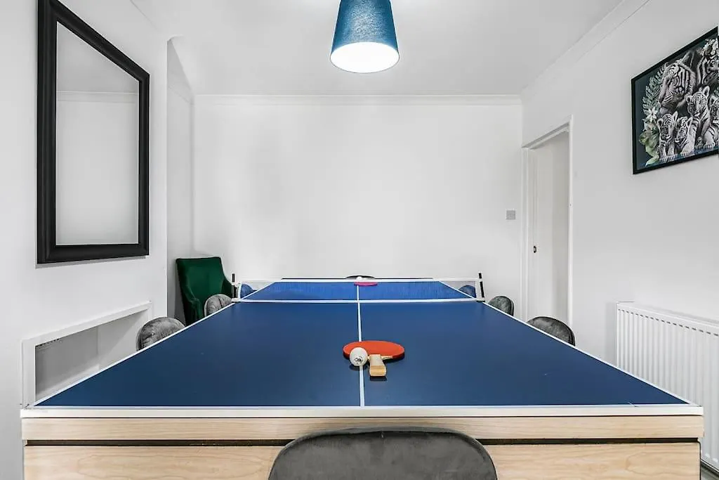 Luxury Large House With Games Room Sleeps Up To 12 Feltham Holiday home