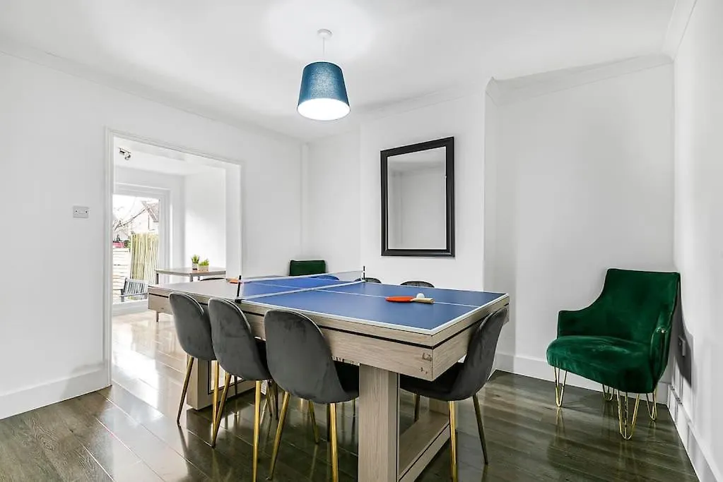 Luxury Large House With Games Room Sleeps Up To 12 Feltham 0*,  United Kingdom