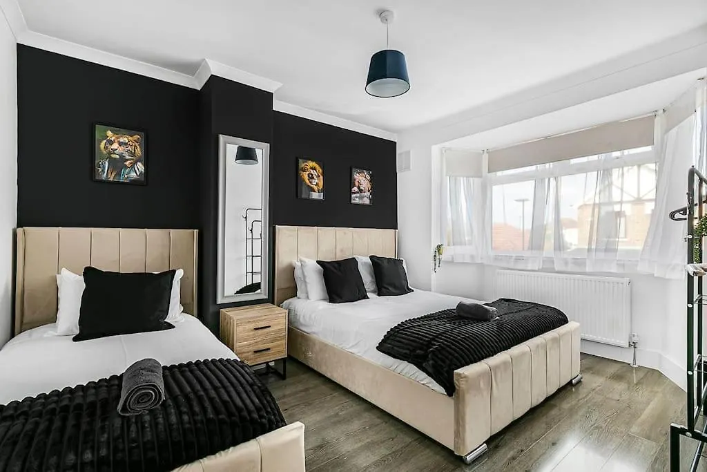 Holiday home Luxury Large House With Games Room Sleeps Up To 12 Feltham