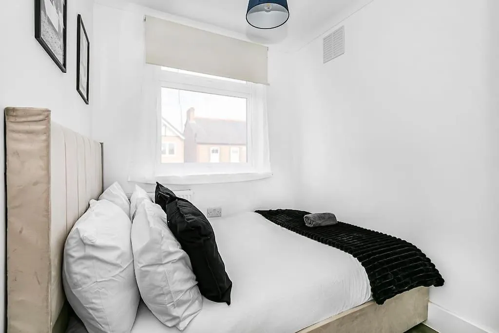 Luxury Large House With Games Room Sleeps Up To 12 Feltham United Kingdom