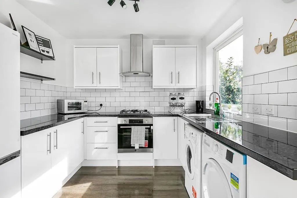 Holiday home Luxury Large House With Games Room Sleeps Up To 12 Feltham United Kingdom
