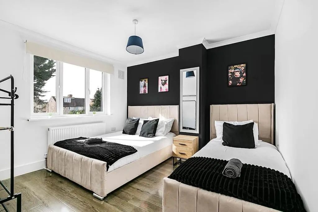 Holiday home Luxury Large House With Games Room Sleeps Up To 12 Feltham