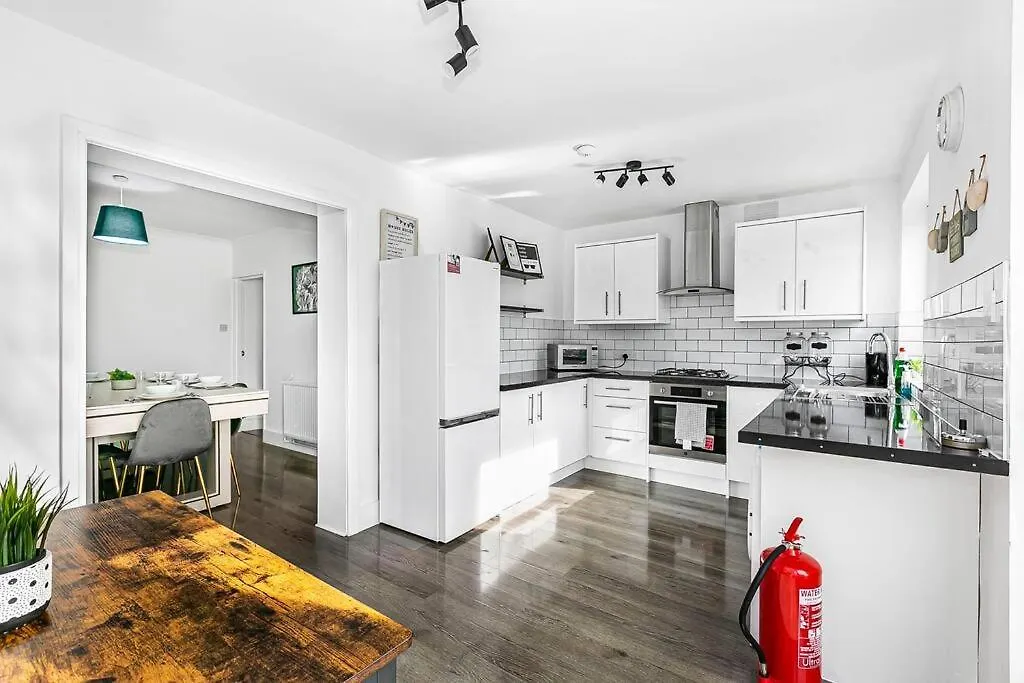 Luxury Large House With Games Room Sleeps Up To 12 Feltham Holiday home