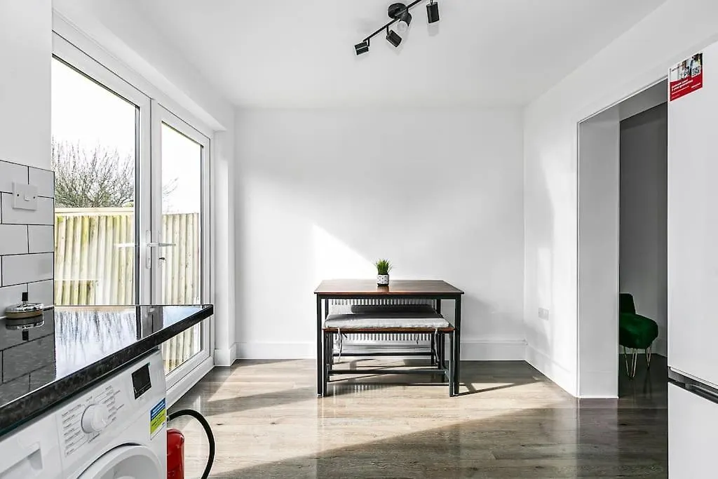 Luxury Large House With Games Room Sleeps Up To 12 Feltham