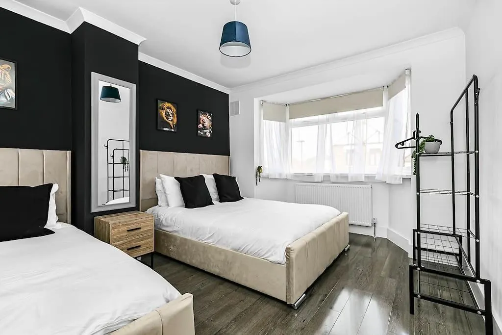 Luxury Large House With Games Room Sleeps Up To 12 Feltham United Kingdom