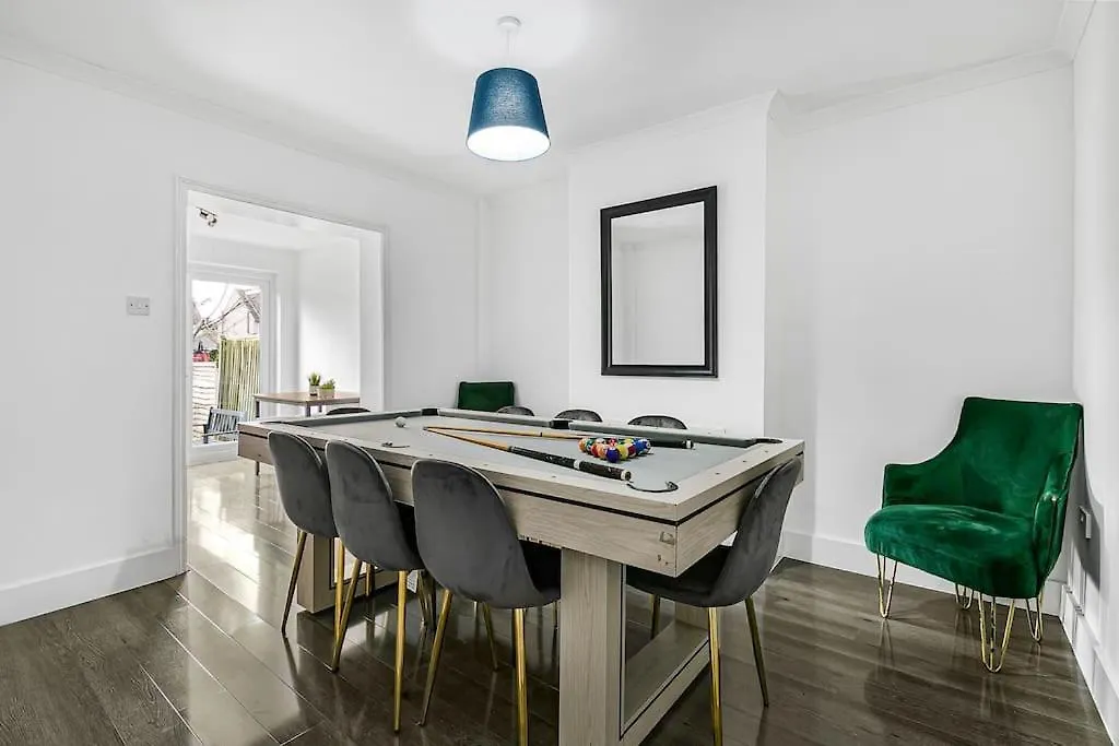 Luxury Large House With Games Room Sleeps Up To 12 Feltham Holiday home