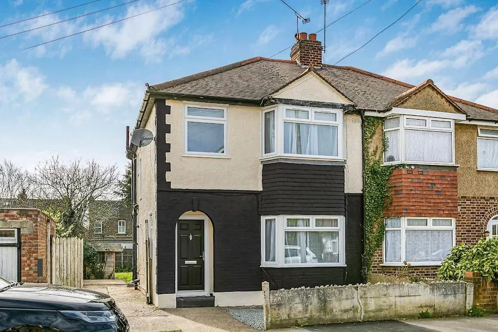 Luxury Large House With Games Room Sleeps Up To 12 Feltham