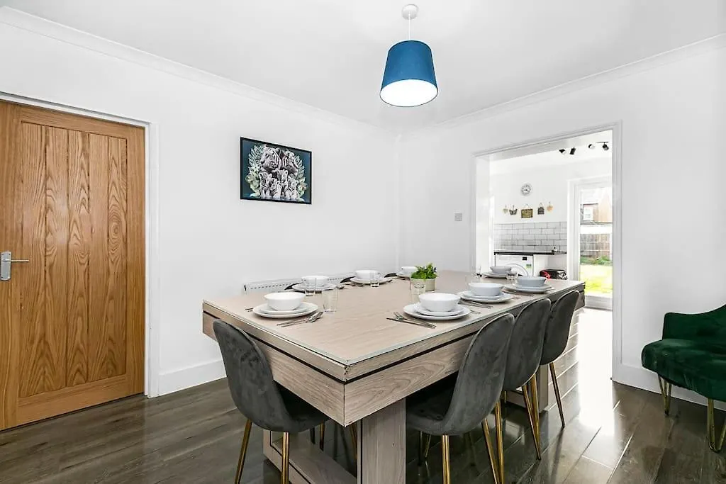 Luxury Large House With Games Room Sleeps Up To 12 Feltham